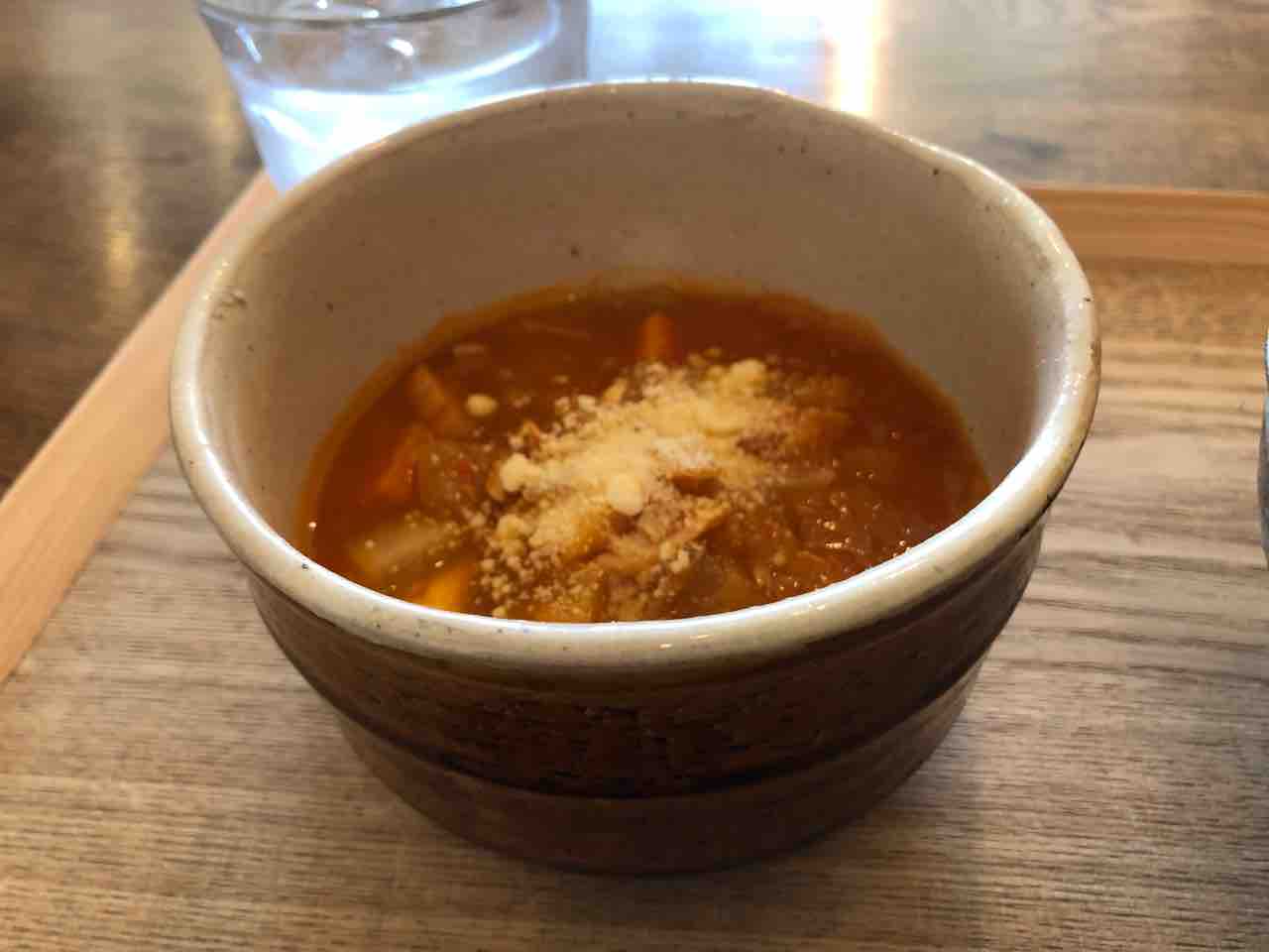 『スープカフェ　スペインバル　コマ（SOUP CAFE / SPAIN BAR　KOMA）』スモーク鶏とたっぷり野菜のトマトソース
