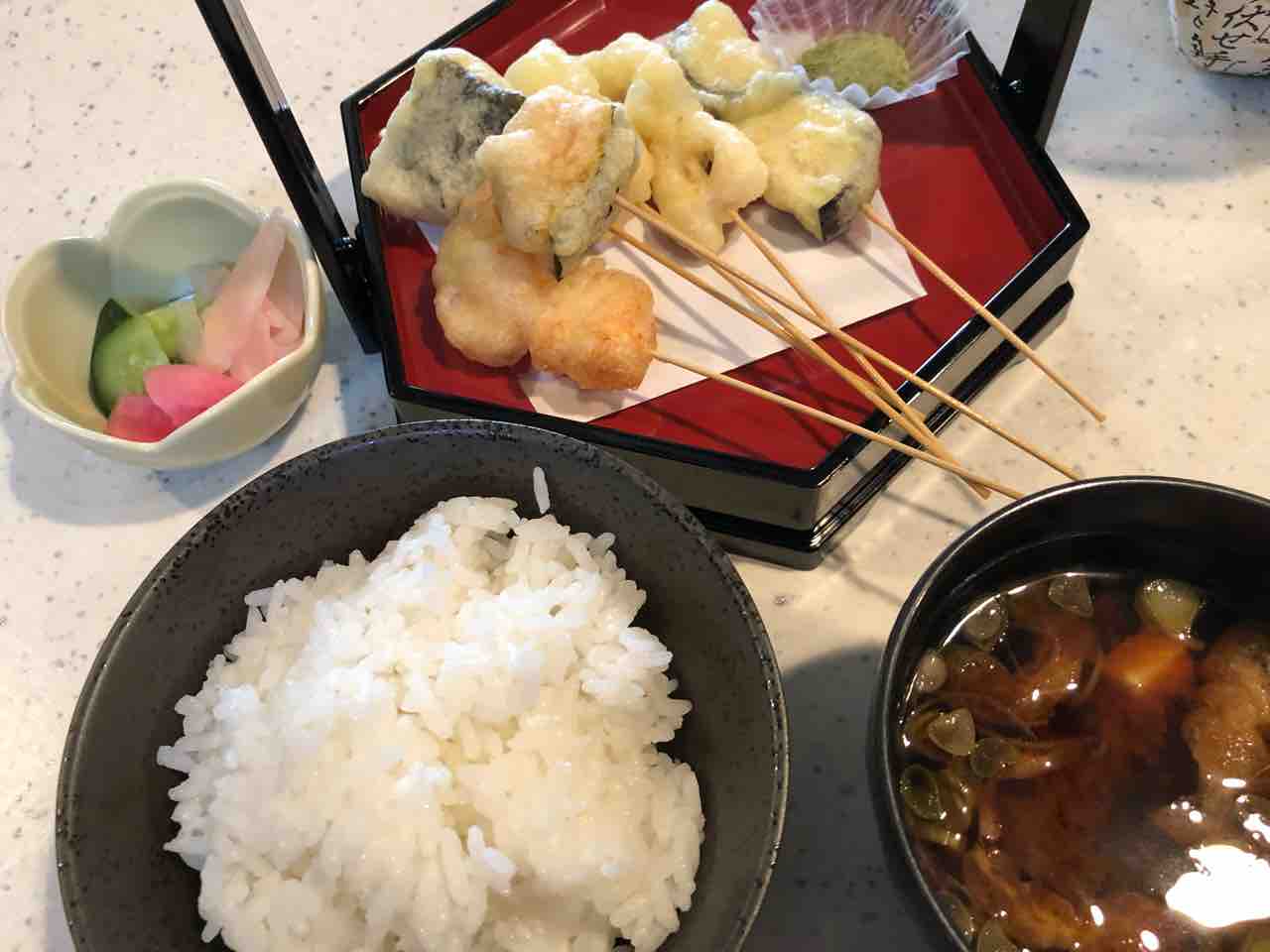 Cafe dining いかだ家』お野菜 海鮮の串揚げ・ごはん・味噌汁