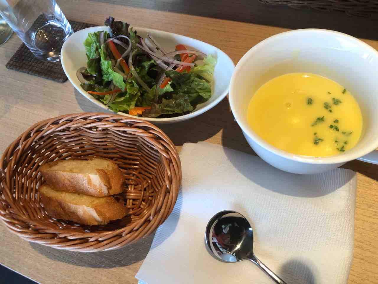 『うまいもんバル Rinpu亭』本日のサラダ、本日のスープ、バケット
