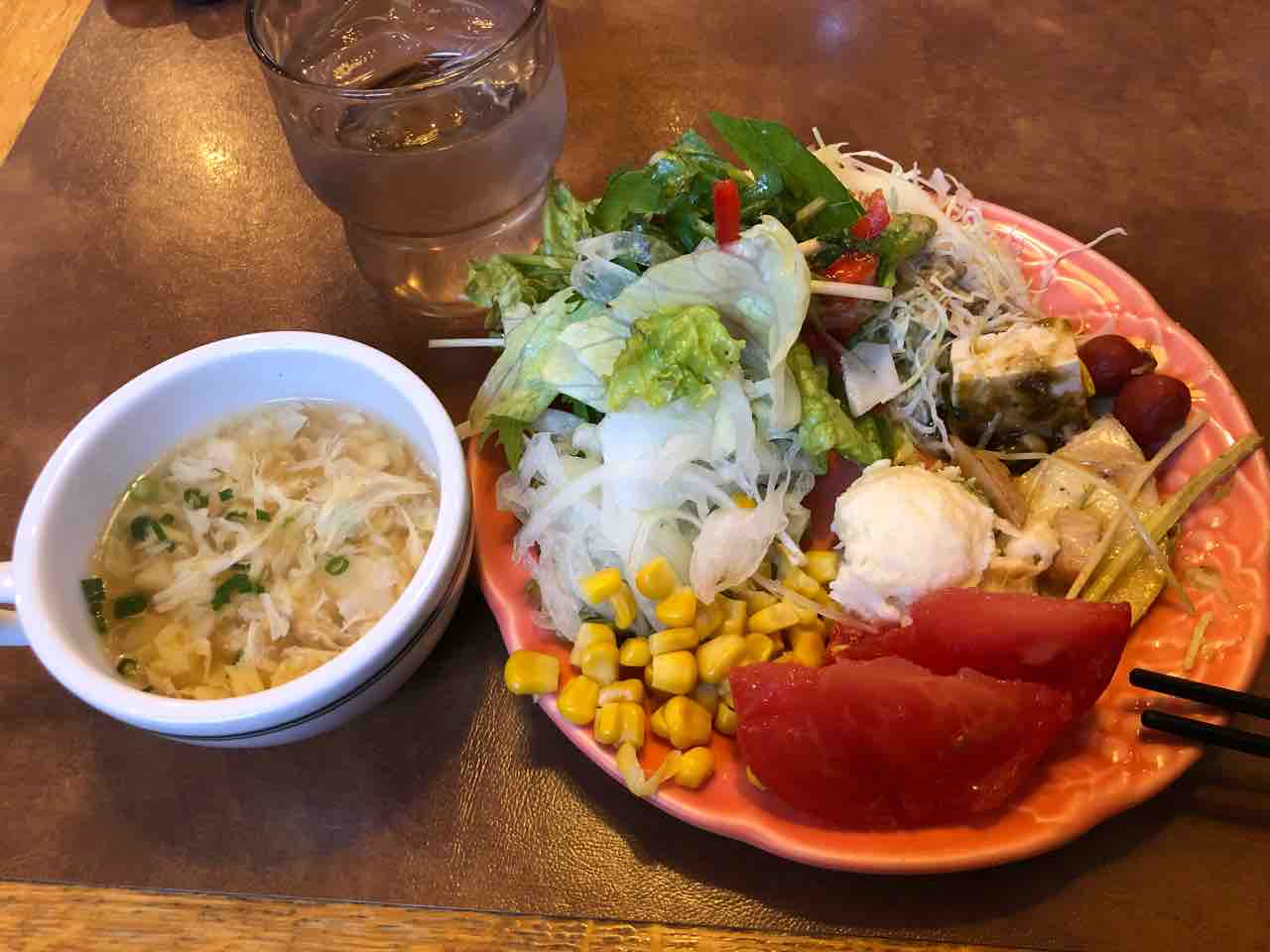 『ステーキ・ハンバーグのブロンコビリー江南扶桑店』ランチスープとあまりきれいに盛り付けられなかったサラダ