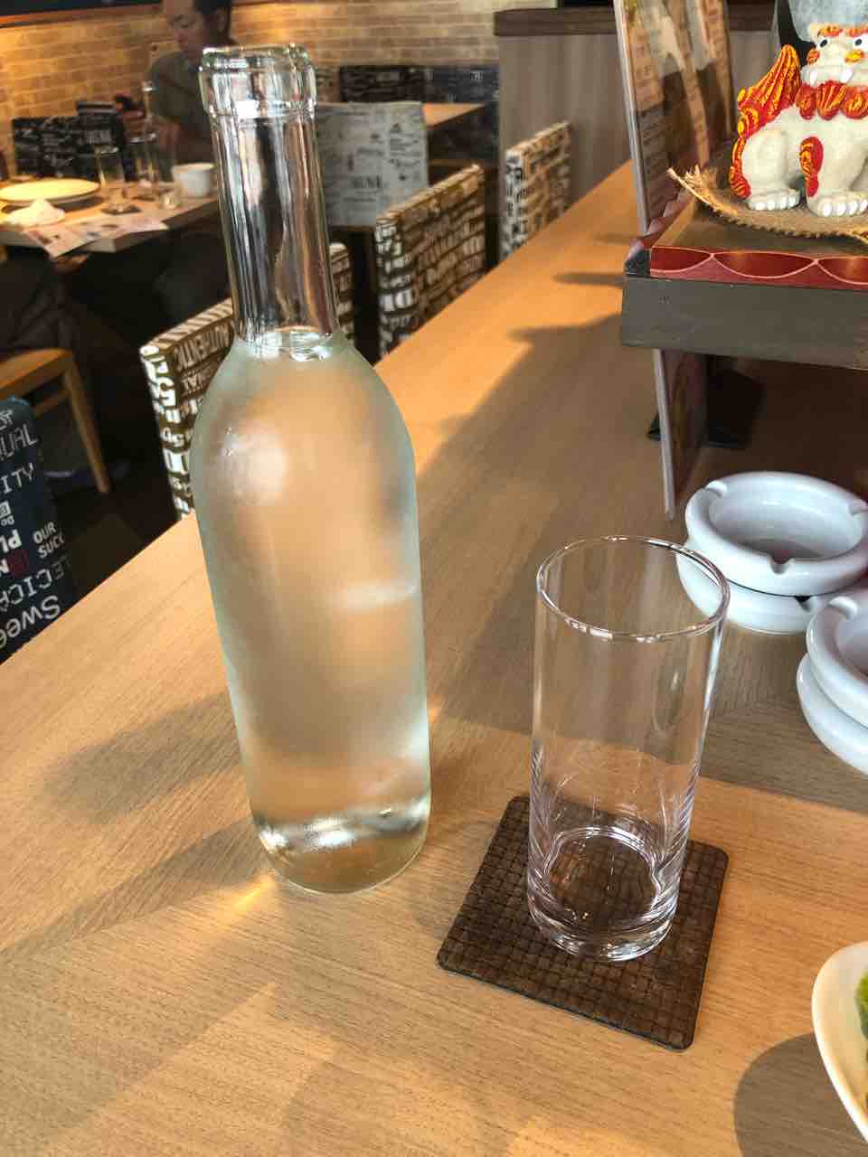 『うまいもんバル Rinpu亭』お水がボトル