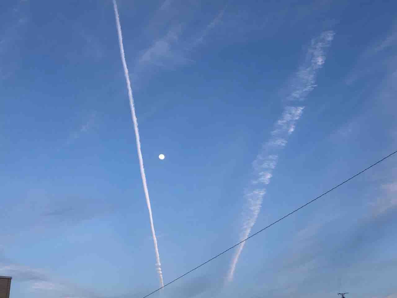 江南市上空 飛行機雲